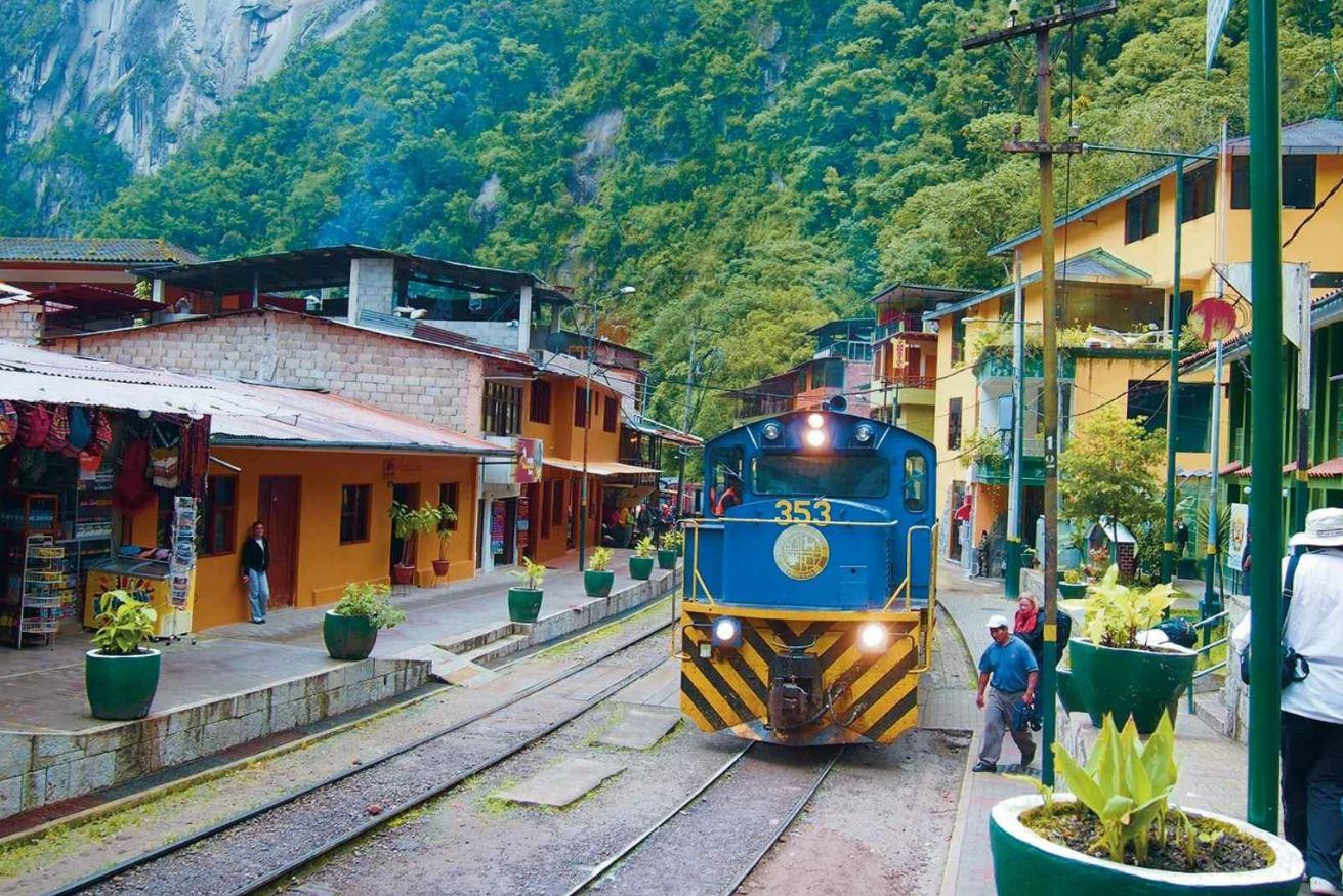 Trains to Machu Picchu from Ollantaytambo